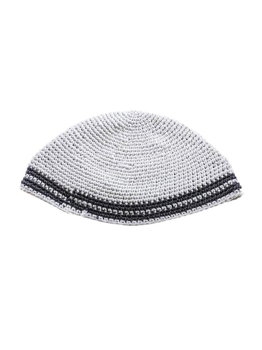פריק כיפה לבנה בעבודת יד עם פסי גבול אפורים | פריק כיפה